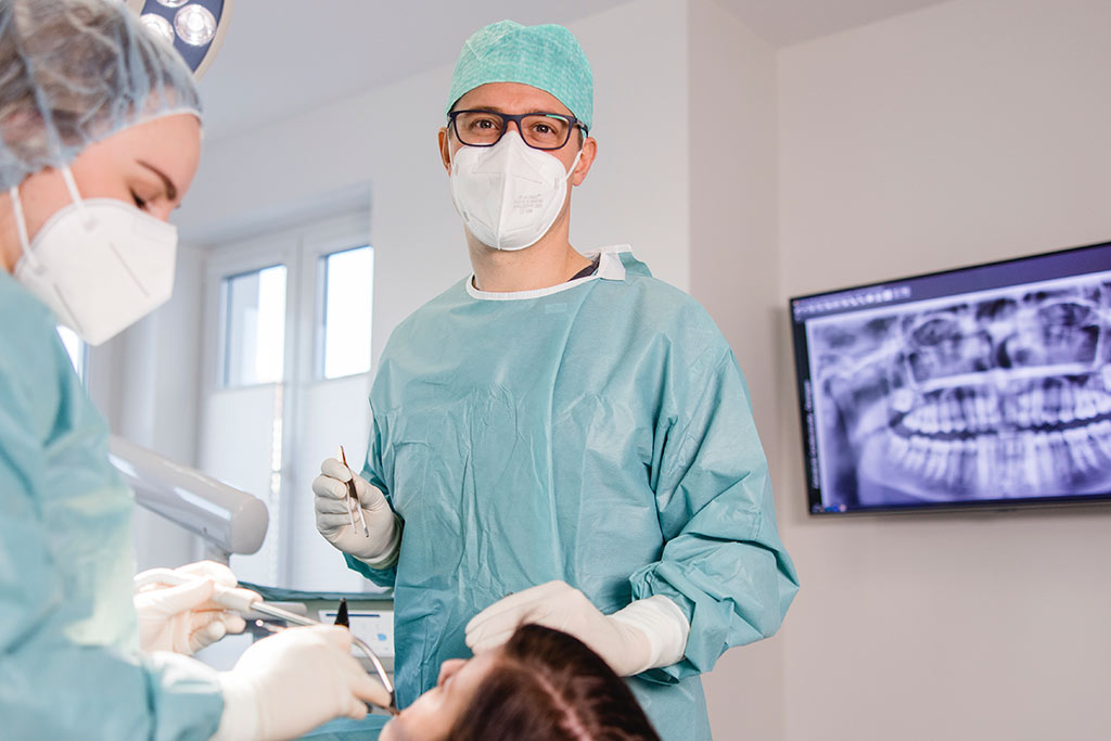Dr. Jonas Grohmann Zahnarzt und Fachzahnarzt für Oralchirurgie